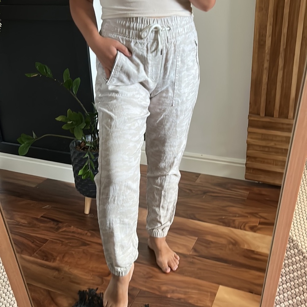 ATHLETA 100% linen Camo Tide Jogger, Neutrals. Size 4